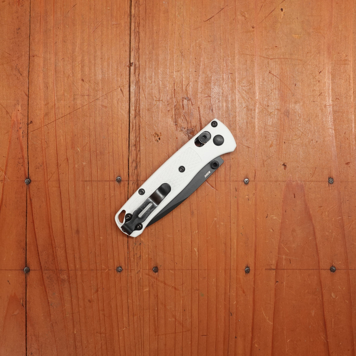 Benchmade 533BK-1 Mini Bugout Drop Point CPM-S30V AXIS Lock White Grivory Handle