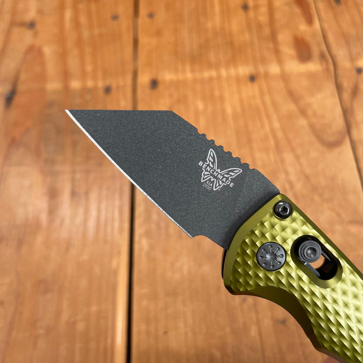 Benchmade 2950BK-2 Partial Immunity Wharncliffe CPM-M4 Auto AXIS Lock Woodland Green Handle