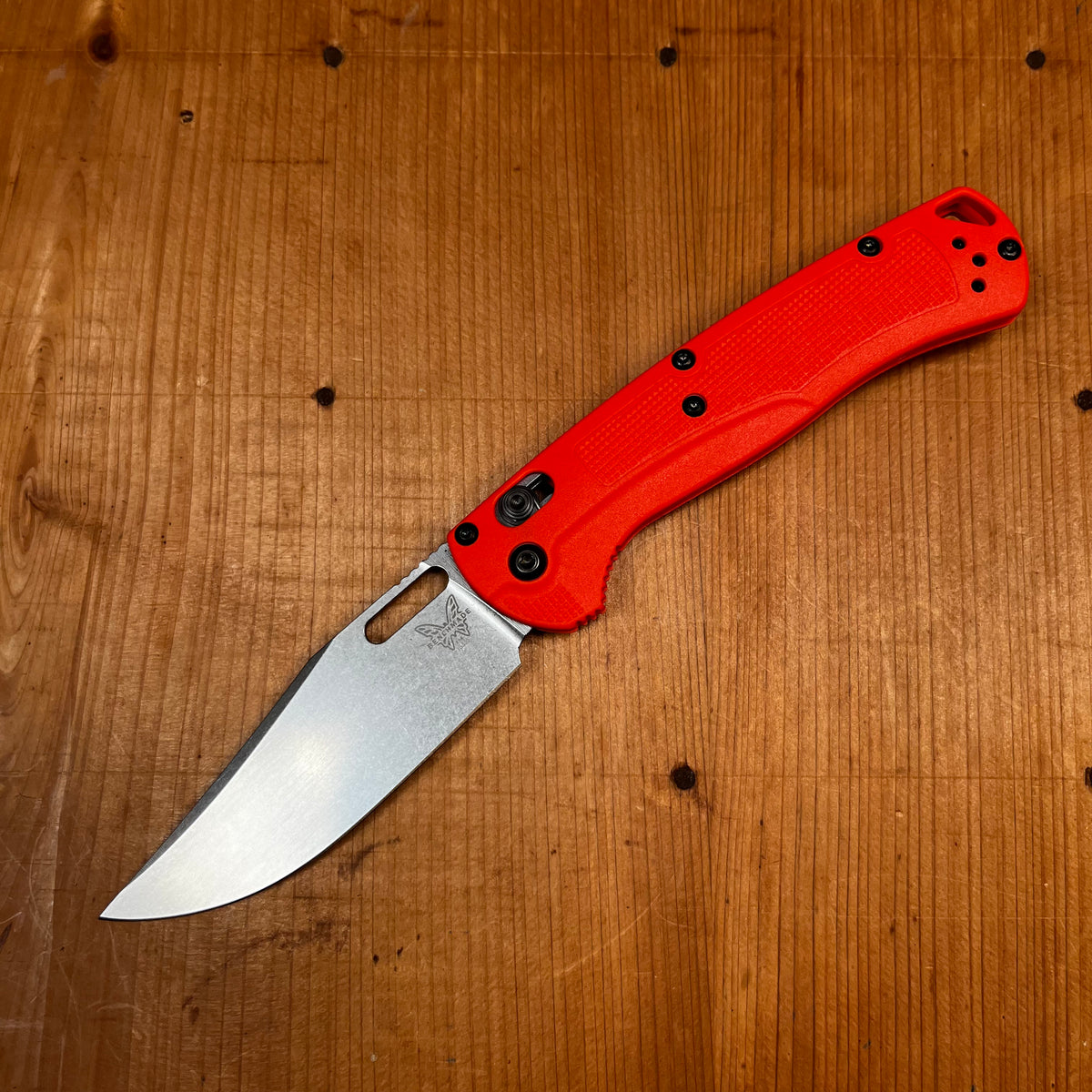 Benchmade 15535 Taggedout Clip Point CPM-154 AXIS Lock Orange Grivory Handle