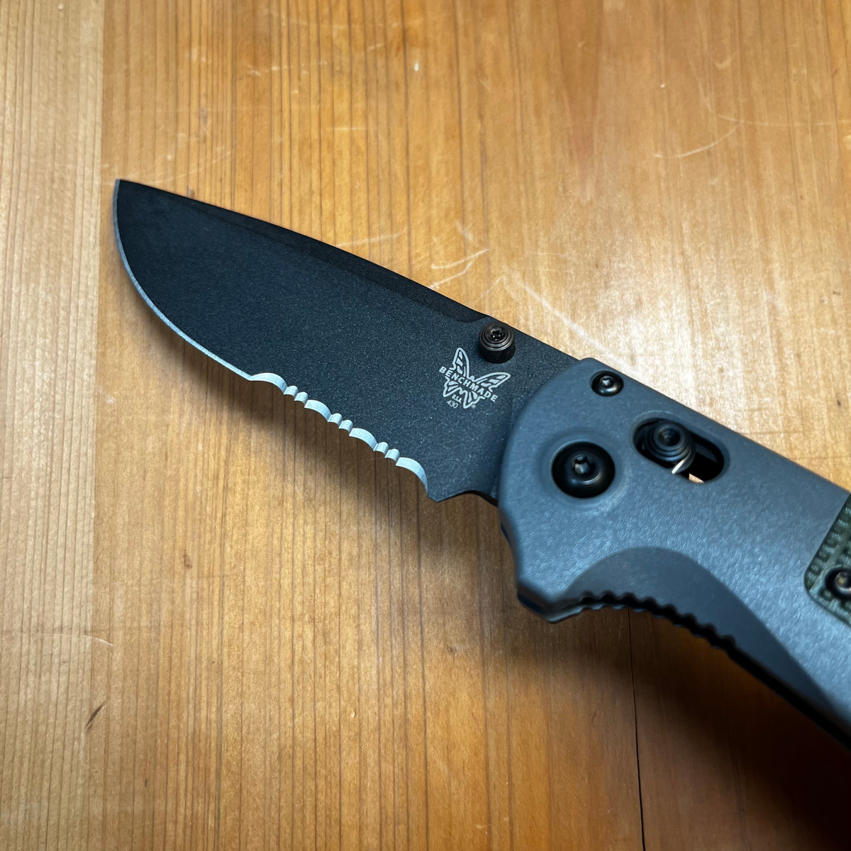 Benchmade 430SBK Redoubt Serrated Drop Point CPM-D2 AXIS Lock Overland Gray Grivory and Forest Green Grip Handle