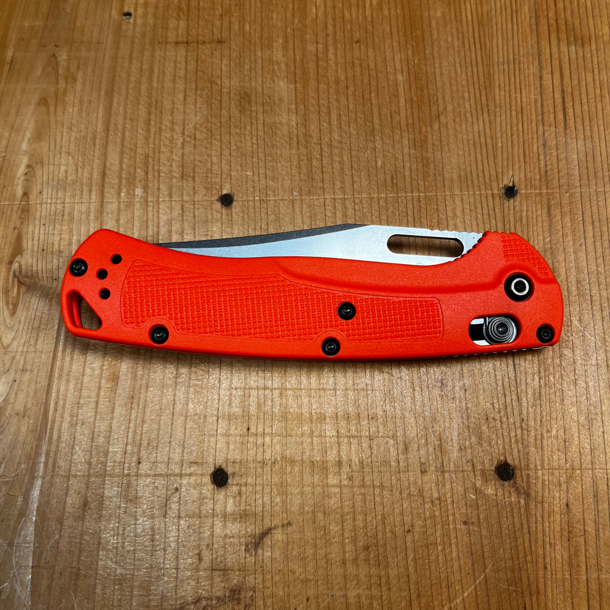Benchmade 15535 Taggedout Clip Point CPM-154 AXIS Lock Orange Grivory Handle