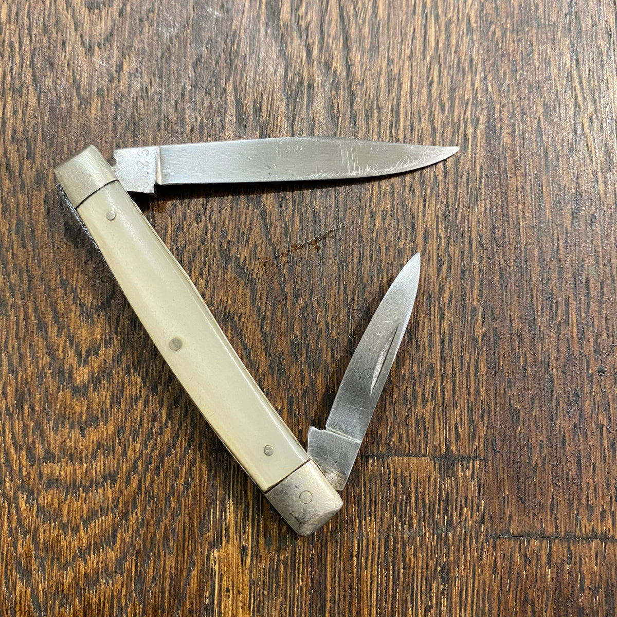 Case XX USA 2 7/8” Serpentine Pen 9233 Carbon Blades Pearl Celluloid Scales 1965-70