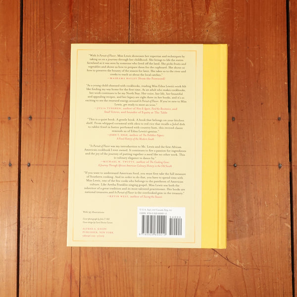 In Pursuit of Flavor: The Beloved Classic Cookbook from the Acclaimed Author of The Taste of Country Cooking - Edna Lewis with Foreword by Mashama Bailey