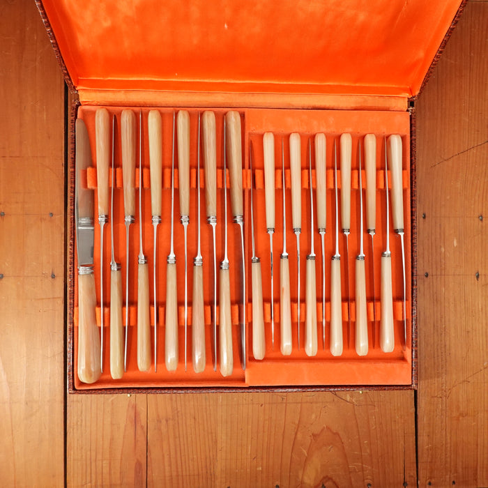 Queneuil Set of 12 Dinner & 12 Luncheon Knives Stainless Butterscotch Celluloid Neuchâtel France 1950s