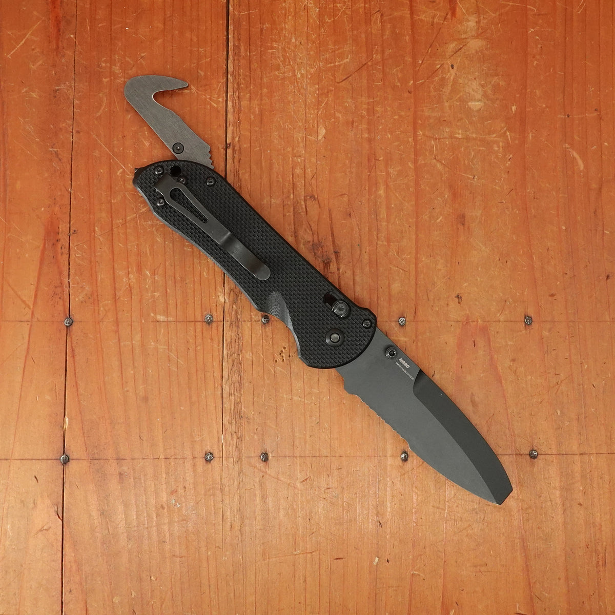 Benchmade 916SBK Triage Opposing Bevel N680 Stainless Steel AXIS Lock G10 Handle