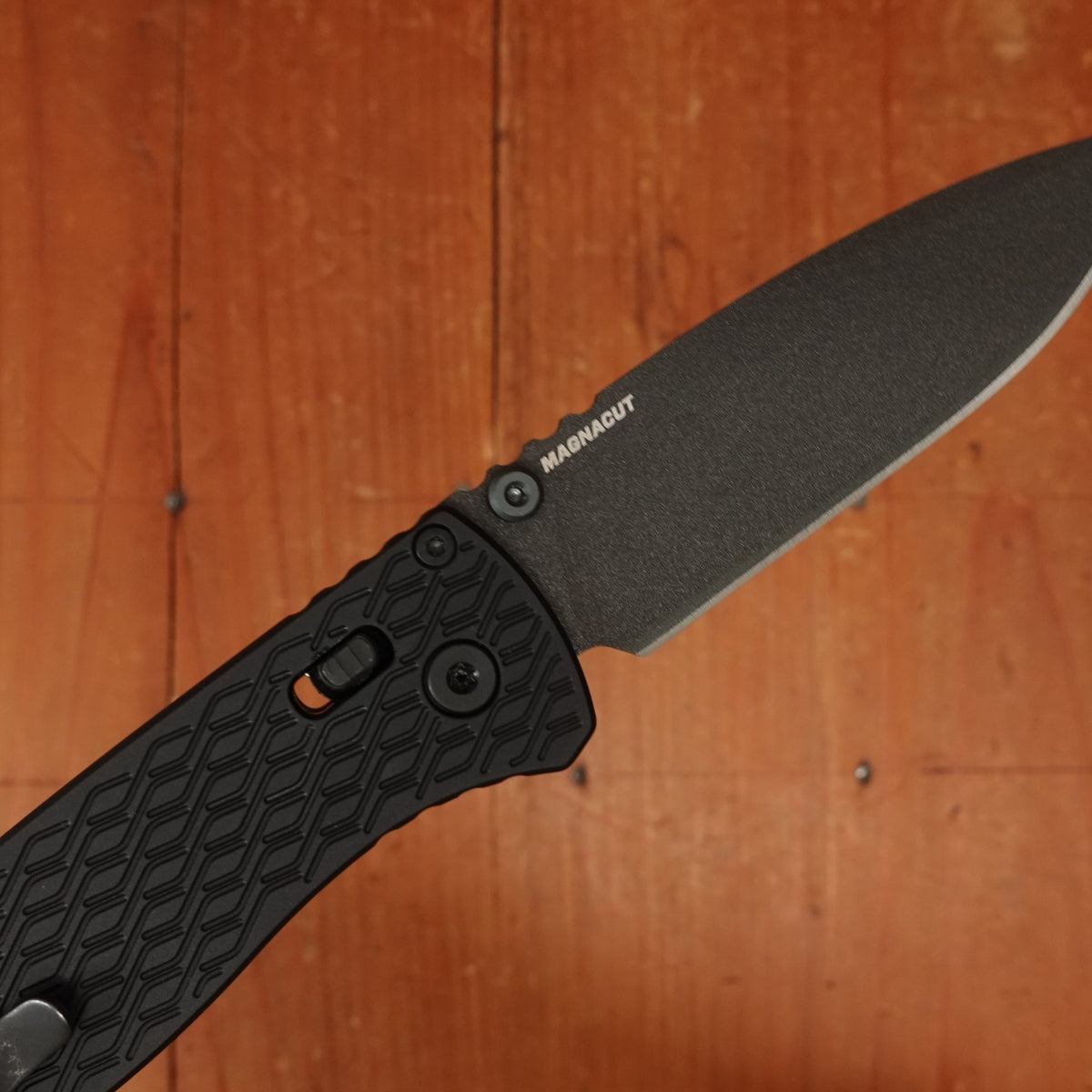 Benchmade 534BK Bugout Vapyr Drop Point MagnaCut® Stainless Steel AXIS Lock Black Aluminum Handle
