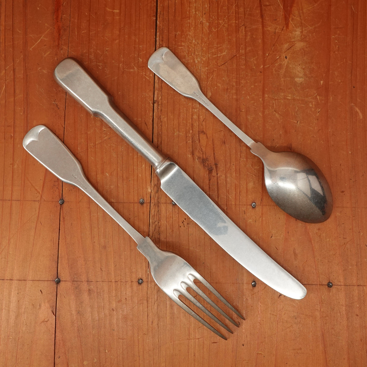 W Wright Old English Fiddle Stainless Yorkshire Rose Tumbled Finish Table Set - 3 Pieces