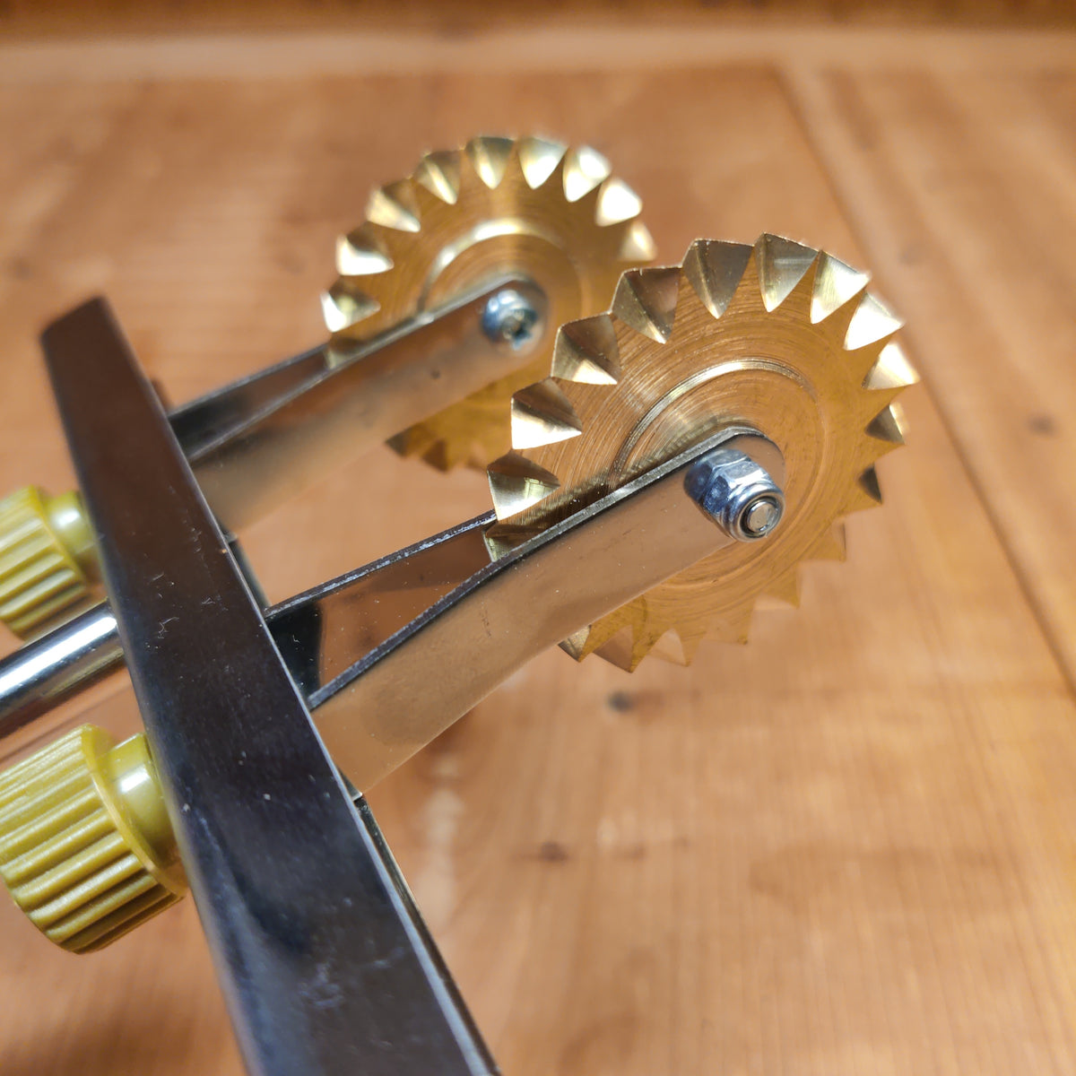 Adjustable pasta cutter with 4 stainless steel toothed wheels