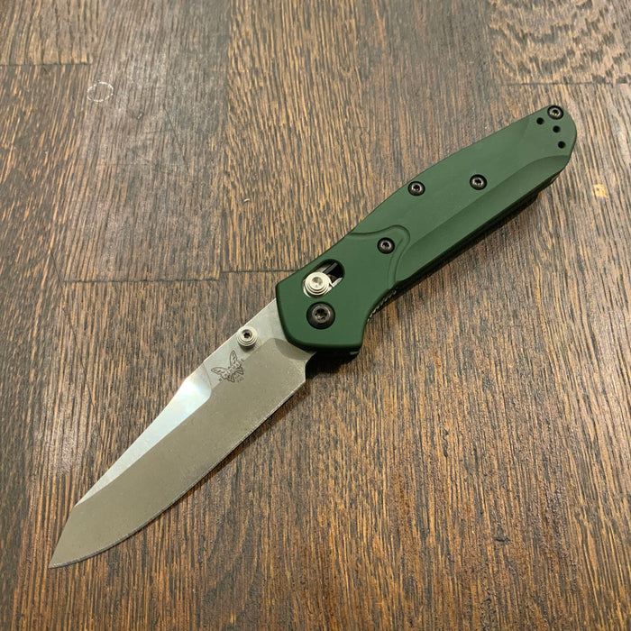 Benchmade 945 Mini Osborne Reverse Tanto CPM-S30V AXIS Lock Green Handle